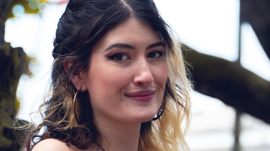 Free Live Sex Chat With AlyaJones