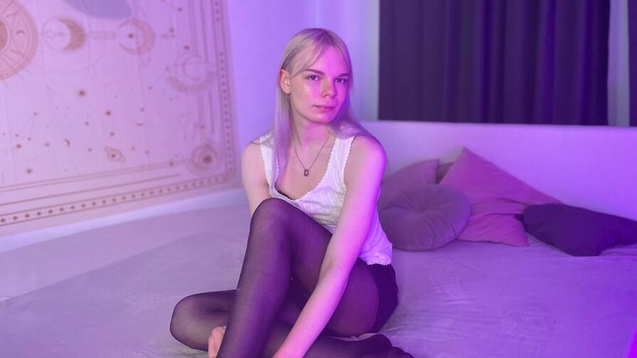Free Live Sex Chat With EmiliaYaffe