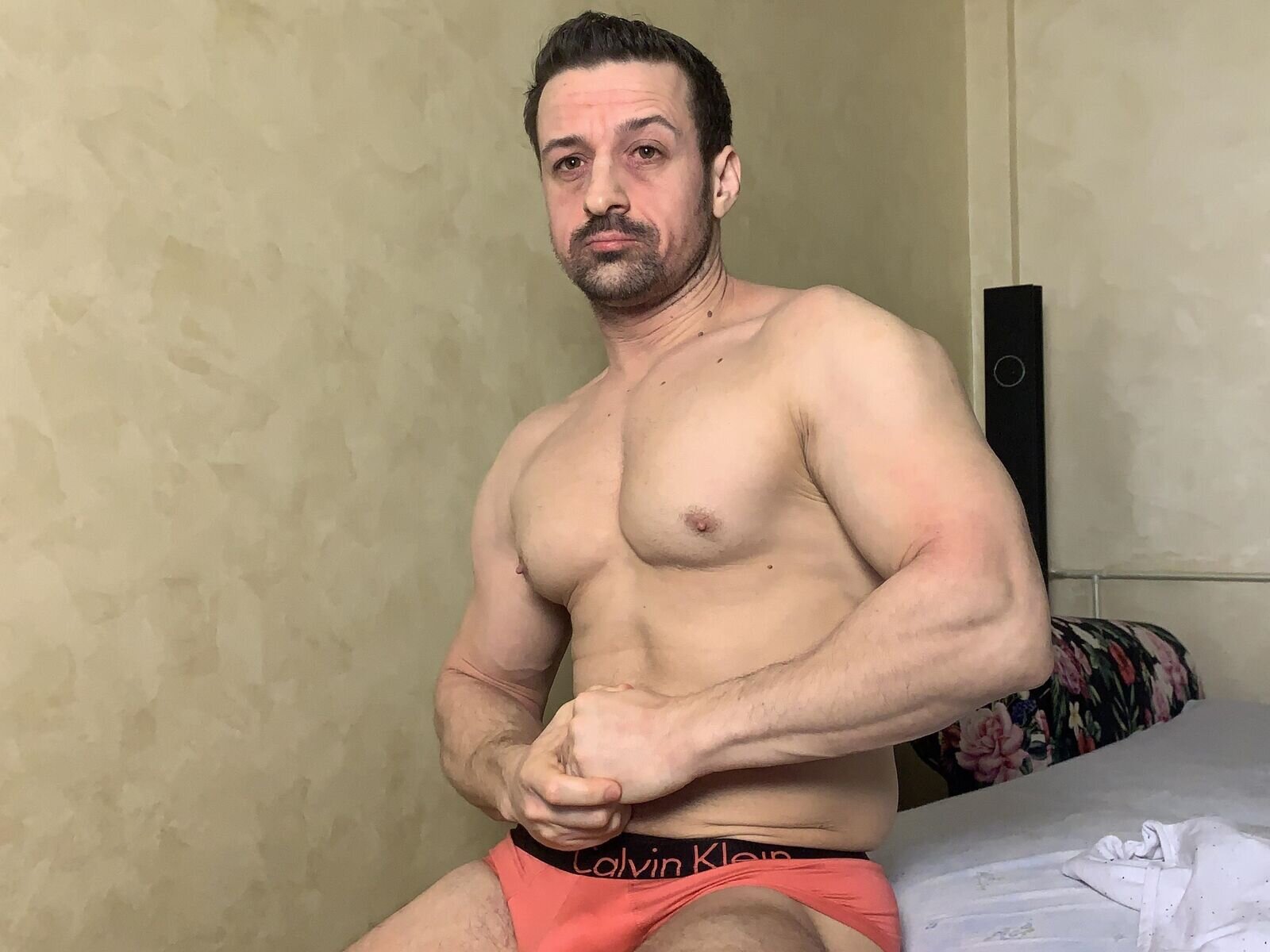 Free Live Sex Chat With HugeCockGaYY