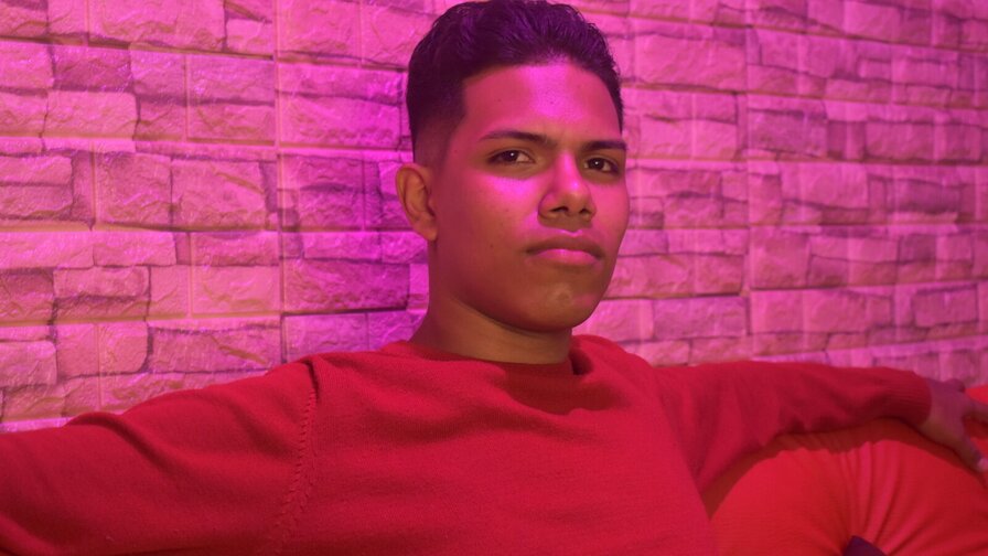 Free Live Sex Chat With LuigiSendero